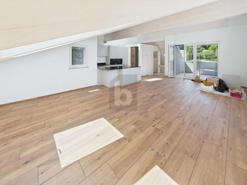 ERSTBEZUG, IM EIGENTUMSSTANDARD, MIT VIEL HOLZ - Bild 1