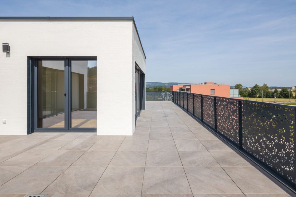 Moderne, grosszügige und helle Attikawohnung - Terrasse.jpg