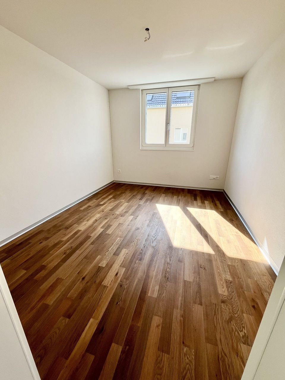 Moderne 4.5-Zi.-Wohnung, hochwertiger Ausbaustandard, Blick ins Grüne - Zimmer