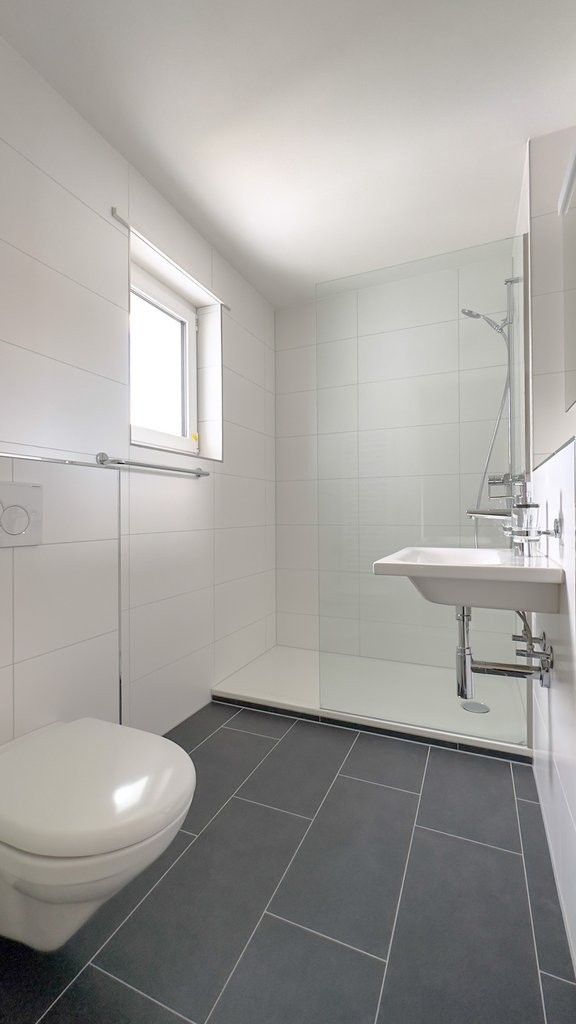 Totalsanierte 4 Zimmerwohnung mit grossem Balkon - Badezimmer mit Dusche
