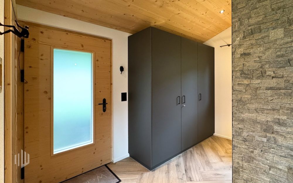 ImmoWyss -  Alleinstehendes (Ferien-) Chalet unter der Eigernordwand - Eingang mit Garderobe