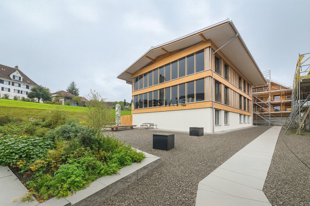 STILVOLLES WOHNEN IM GRÜNEN - Bild 1