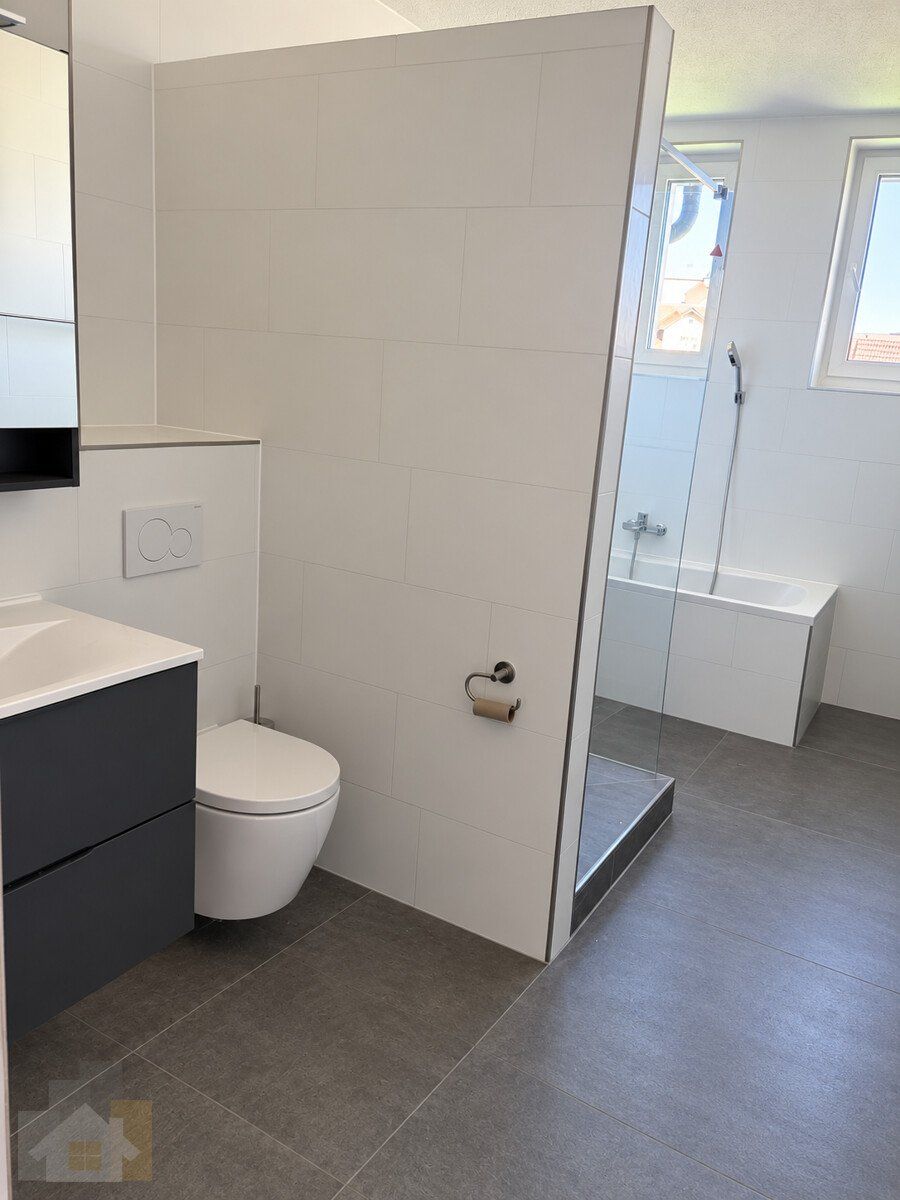 Frisch renovierte 4.5 Zimmer Wohnung nähe Bahnhof - Badezimmer (1)