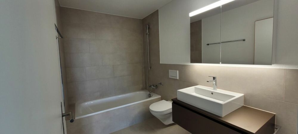 Moderne 4.5 Zimmerwohnung mit Ausblick (Erstbezug Juli 2024) - Badezimmer 2 mit Badewanne