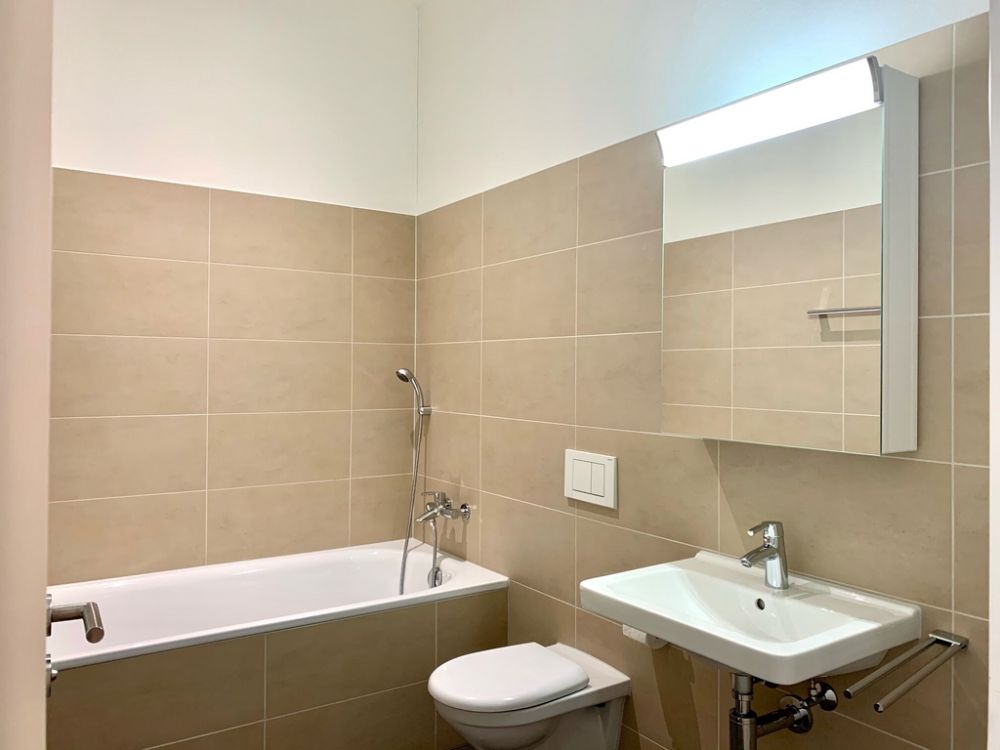 Grosszügige 2.5-Zimmer-Neubauwohnung im Zentrum von Altstätten! - Badezimmer.jpg