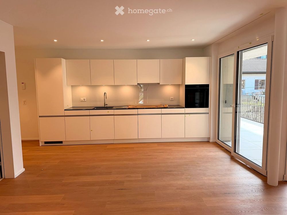 ERSTVERMIETUNG: 3.5-Zimmer-Neubauwohnung mit zwei Bädern und 17 m² gedecktem Balkon - Bild 3