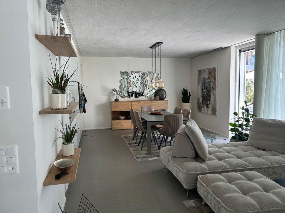 Moderne 3.5-Zimmer-Wohnung mit grossem Balkon und kleinem Garten - Bild 1