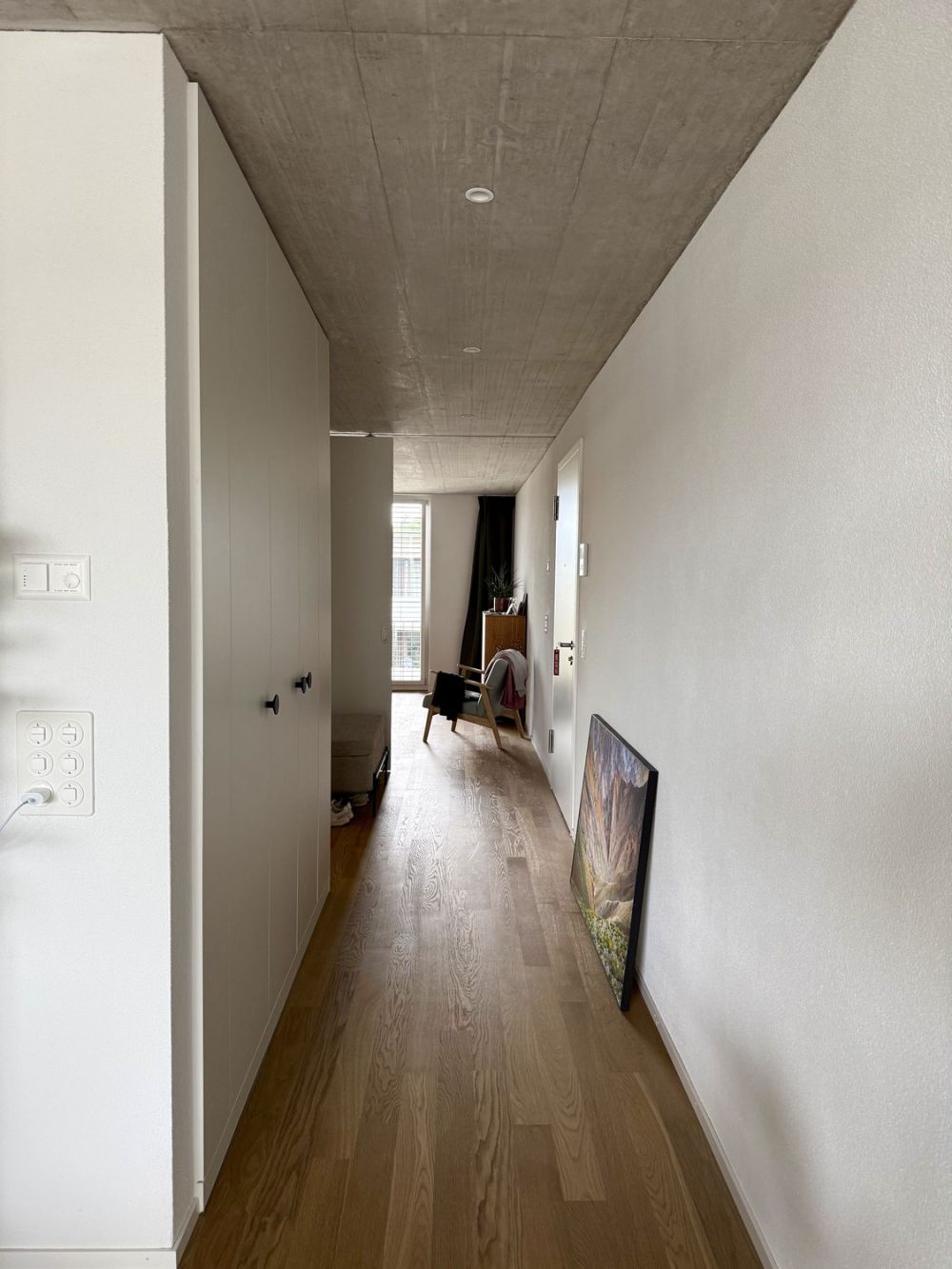 Moderne 2.5-Zimmerwohnung im 5. OG – naturnah wohnen in Kloten - Gang Richtung Schlafzimmer