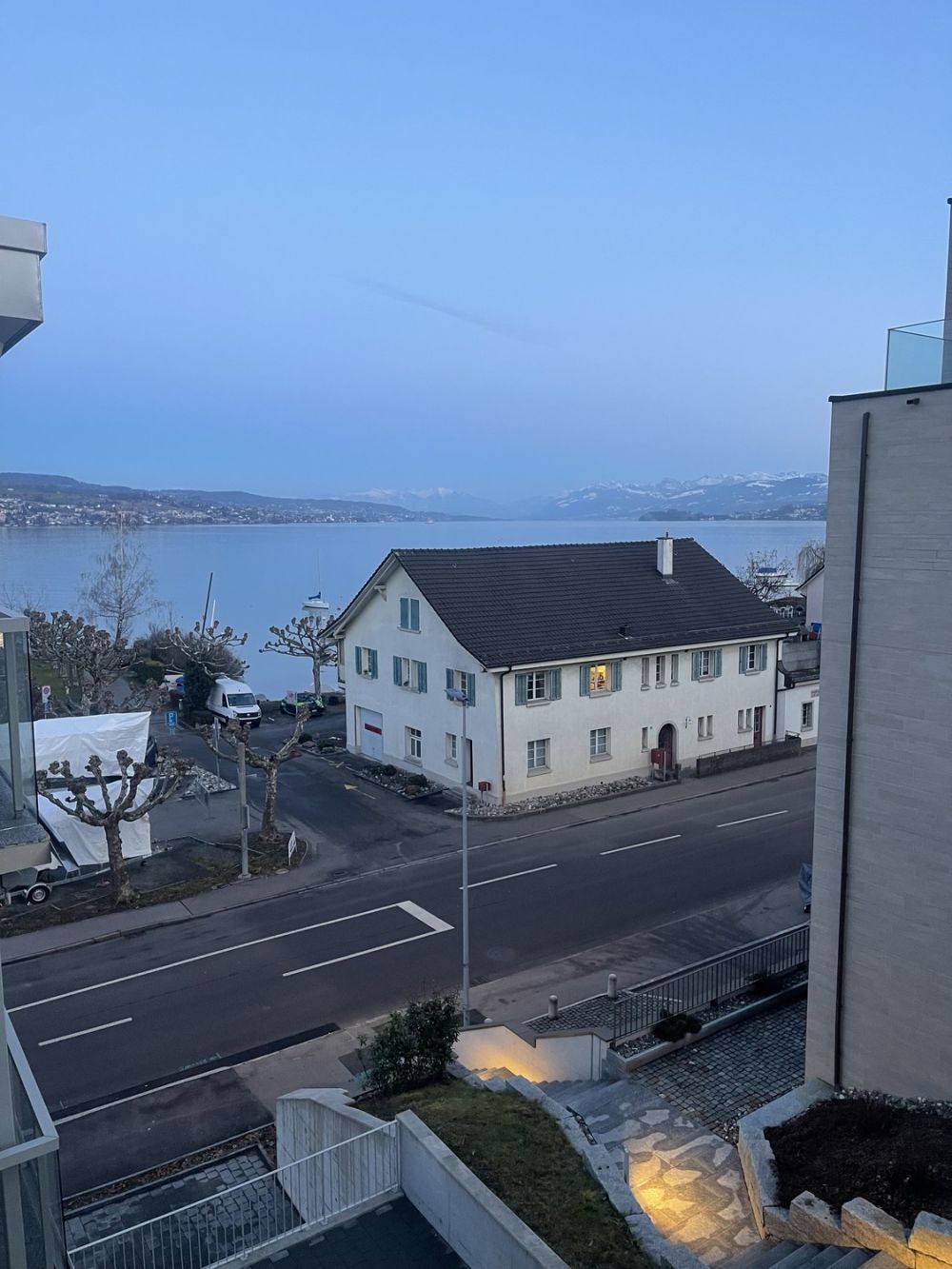 Modernes Studio mit Seesicht, Balkon und Toplage  nur 5 Gehminuten zum Bahnhof Oberrieden - Bild 8