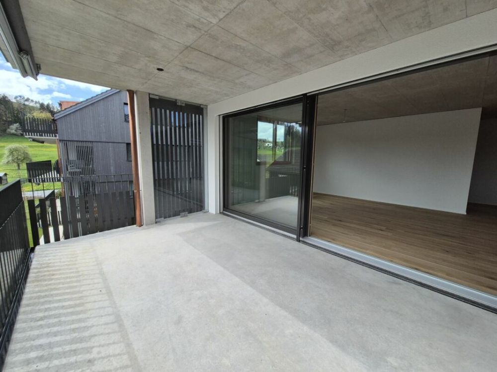 Erstbezug - 4.5 Zimmer im 2. Obergeschoss mit grossem Balkon - Balkon