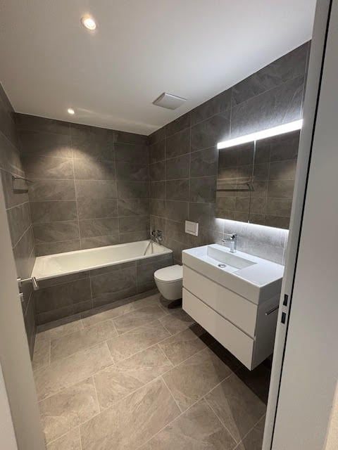 Moderne 3.5-Zimmer-Neubau-Wohnung mit grossem Balkon - Bild 9