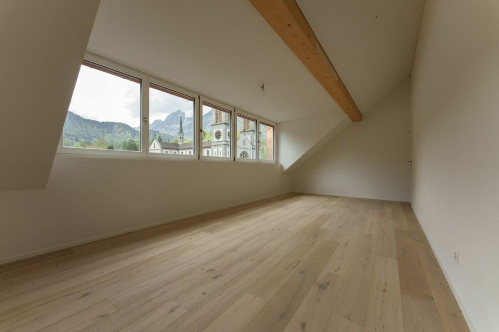 Erstvermietung "Haus Fridolin": Moderne Dachwohnung im Herzen von Glarus - Bild 3