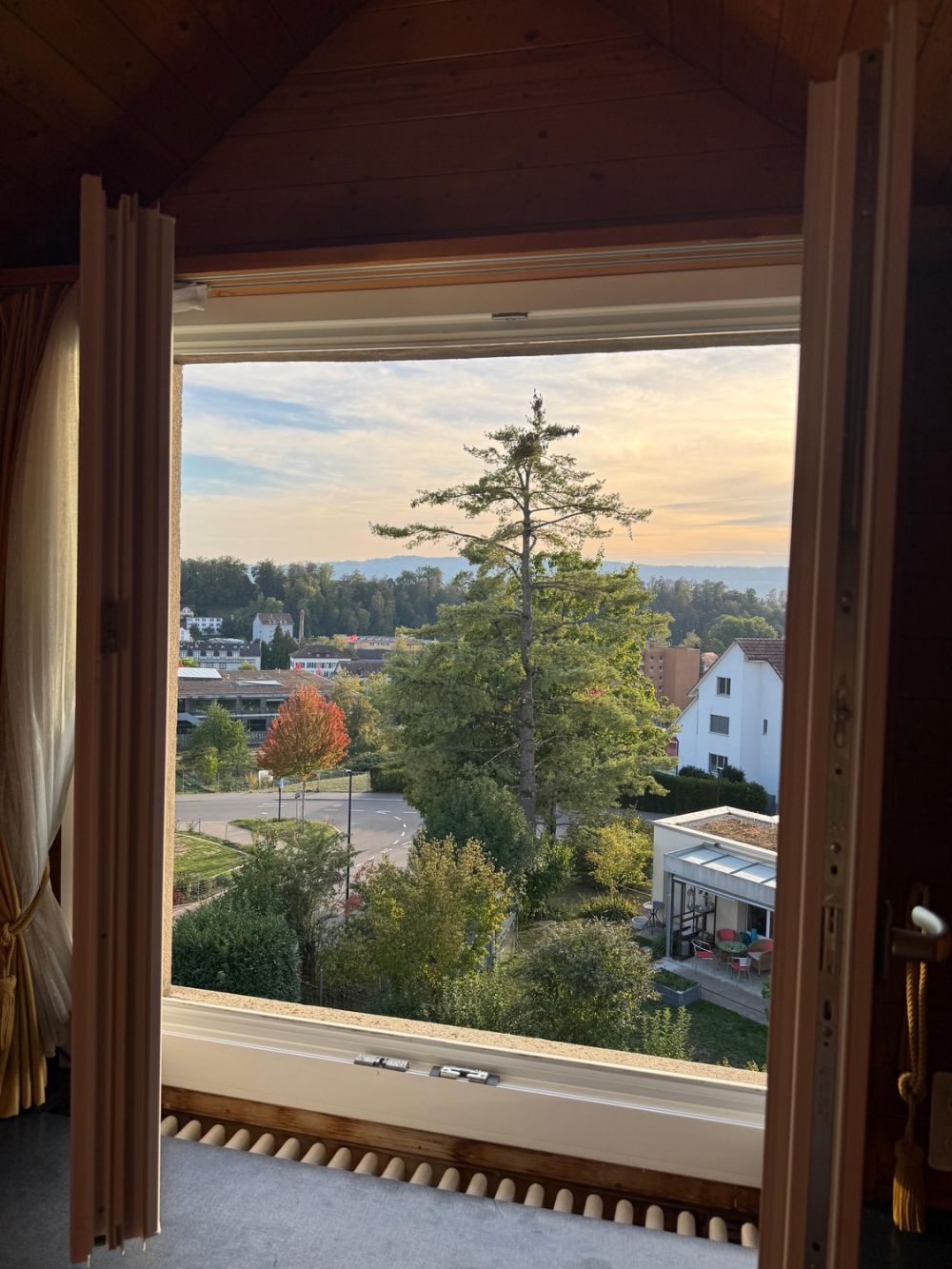 Dachzimmer mit Aussicht in geräumigen WG-Haus - Bild 2