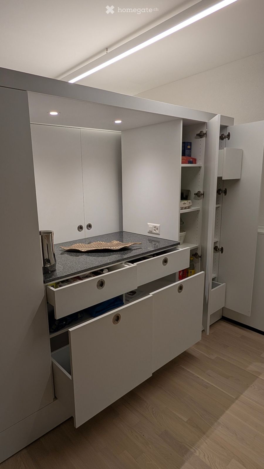 Moderne 1.5 Zimmer Neubauwohnung mit extrem viel Stauraum, Terrasse und Blick ins Grüne - Bild 8