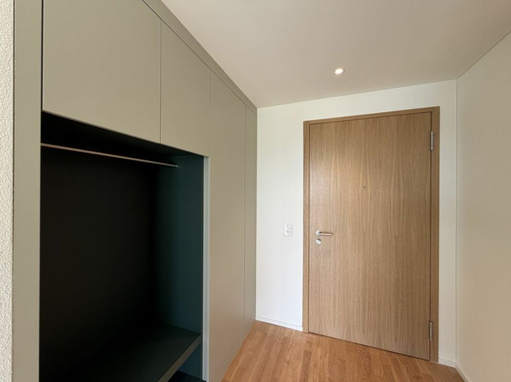 Hochwertige 2.5 Zimmer-Wohnung mit herrlichem Blick über den Zürichsee - Garderobe