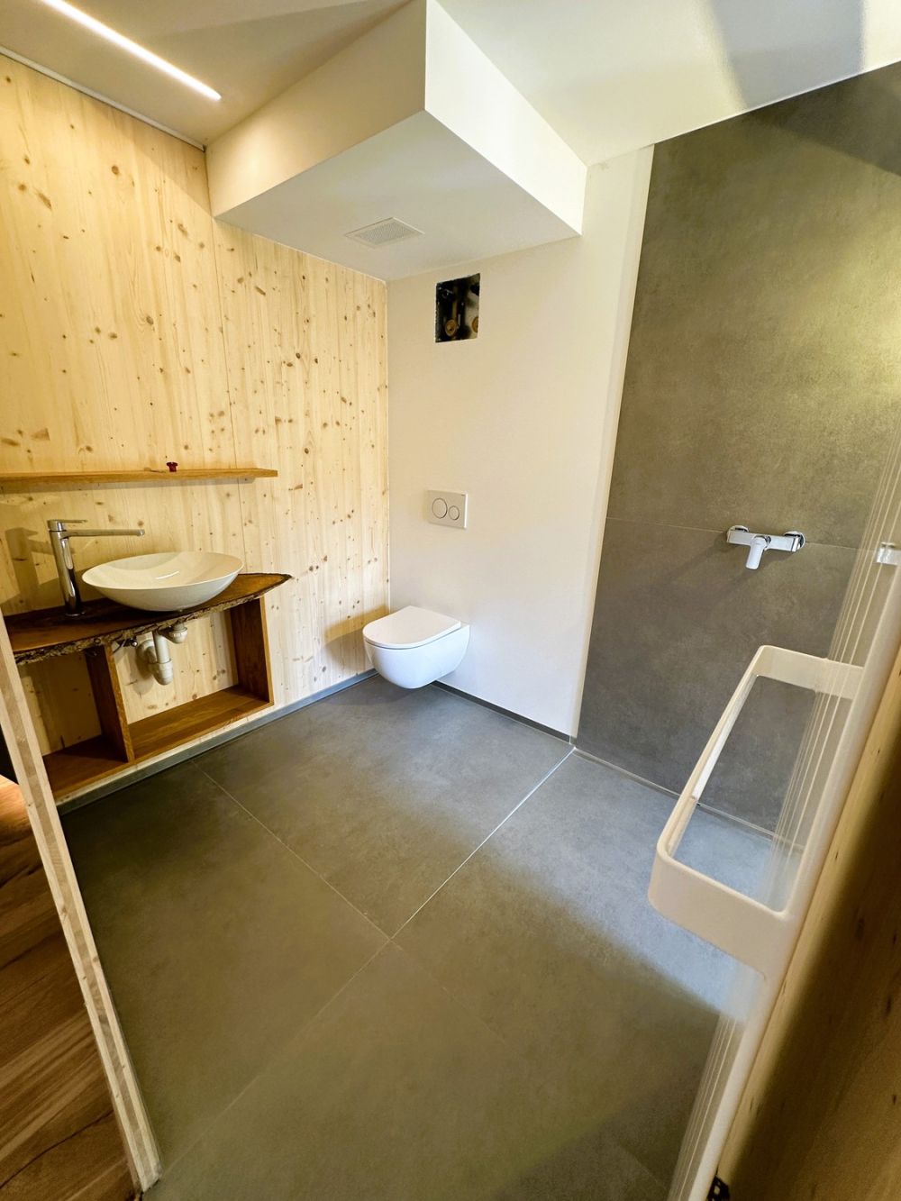 Letzte Wohnungen - Erstvermietung nach Totalsanierung - Nasszelle mit Dusche + WC