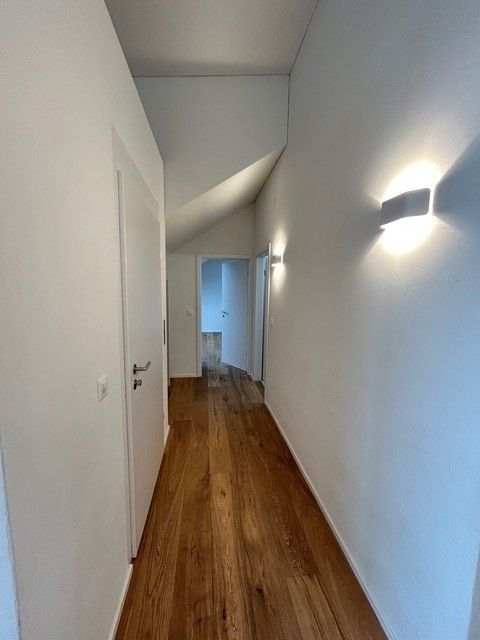 Moderne 2.5-Zimmer-Dachwohnung im Neubau – Kirchstrasse 20, Glarus - Bild 3