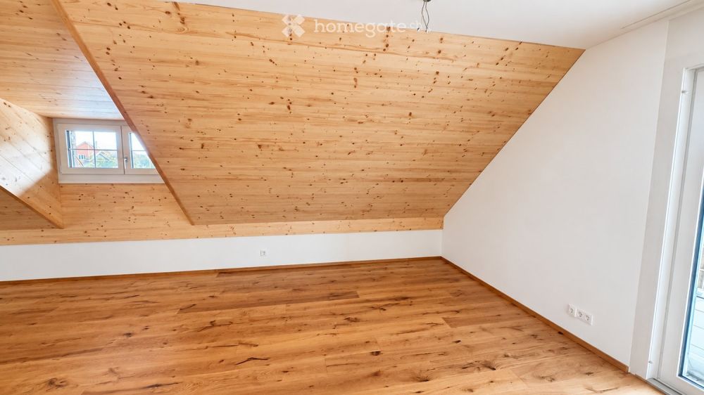 Helle Dachwohnung mit modernem Ausbau und charmanten Holzdetails - Bild 3