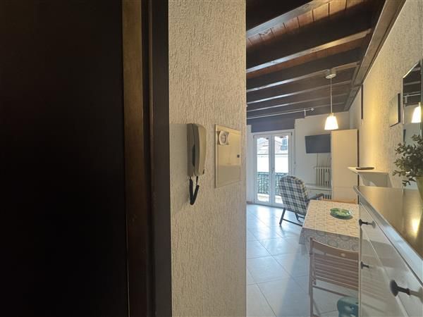 Caslano: Appartamento arredato  1 locale - Ingresso