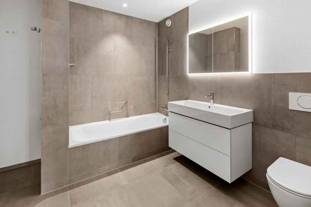 Erstvermietung - moderne 4.5-Zimmerwohnung mit durchdachtem Grundriss - Badezimmer mit Badewanne