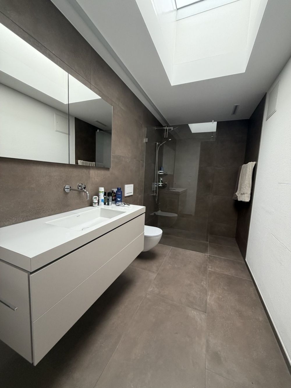 Attraktive 3½ Zimmerwohnung Attika im steuergünstigen Bäch SZ - Badezimmer