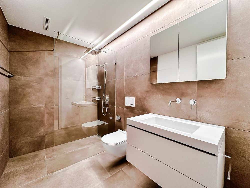 Attraktive 3 Zimmerwohnung Attika im steuergünstigen Bäch SZ - Badezimmer