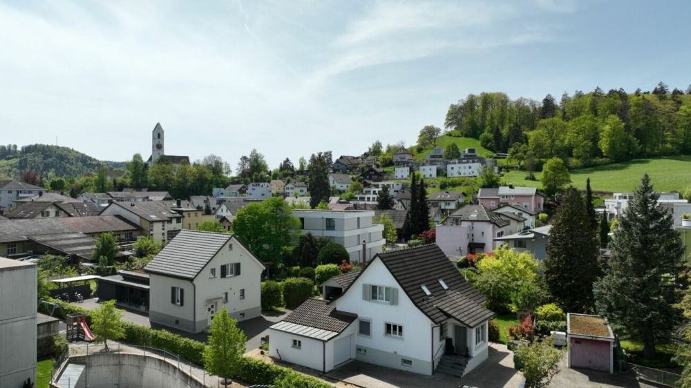 Zentral im Herzen von Suhr - Drohnenaufnahme