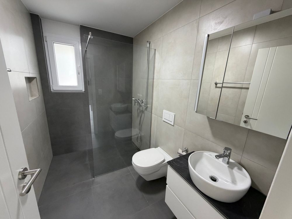 Moderne 3.5-Zimmer-Wohnung mit grosser Terrasse und Balkon - Bild 9