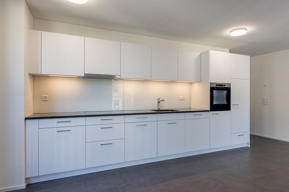 Grosszügige und helle Wohnung - 123-12-0305_Kuechenfront.jpg