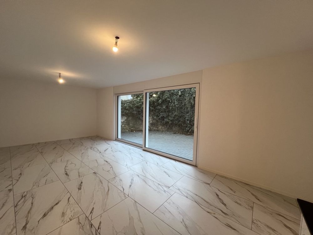 À LOUER - Nouveau 2.5 pièces au rez avec grande terrasse privative. - SALON - SALLE A MANGER