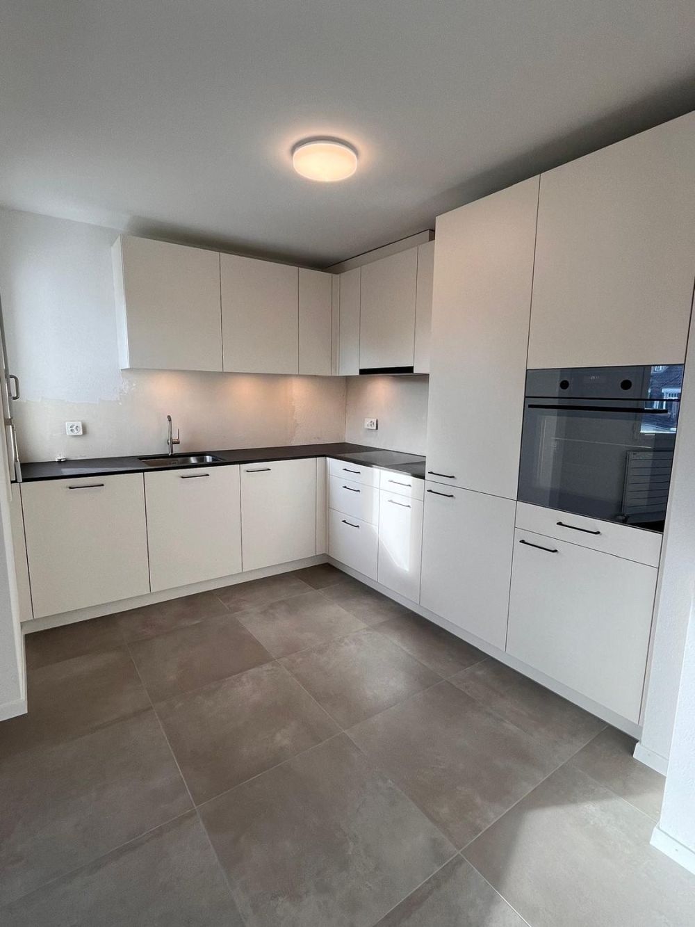 Erstvermietung im Herzen von Lyss - Küche