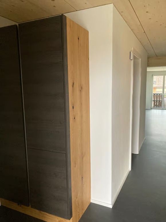 Moderne 5.5-Zimmer-Wohnung mit Garage und Terasse in Elsau - Einbauschrank / Gang