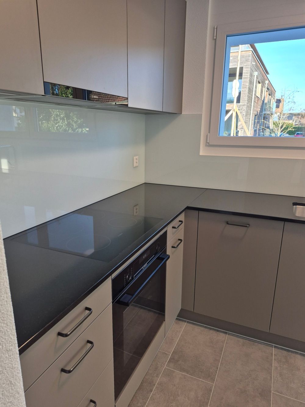 neu sanierte 4,5 Zimmerwohnung mit grossem Balkon mit Windschutz - Bild 4