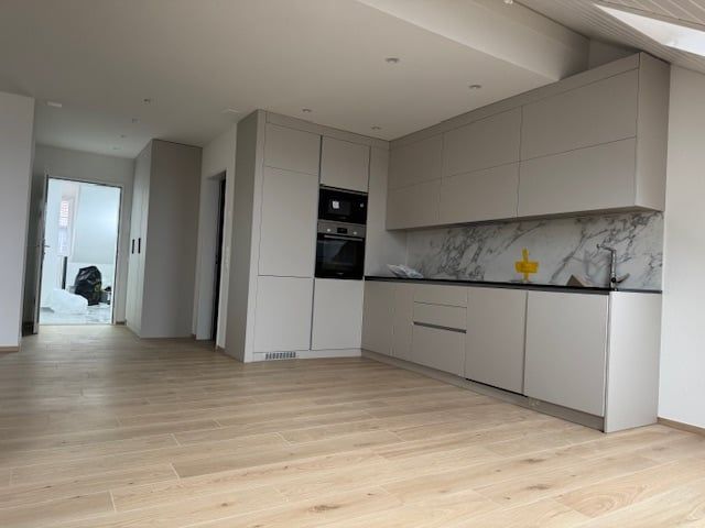 moderne 1.5-Zimmer-Wohnung mit Wintergarten in Sünikon zu vermieten - Küche