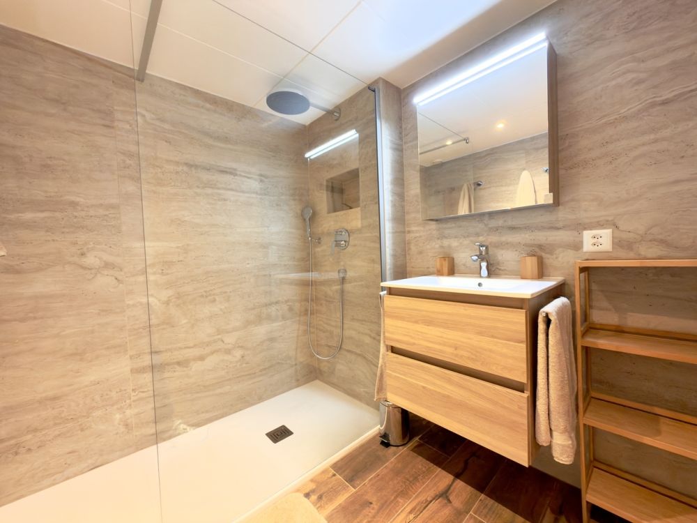 LOC 65 - CONTINENTAL C - salle de douches / shower room / sala docce