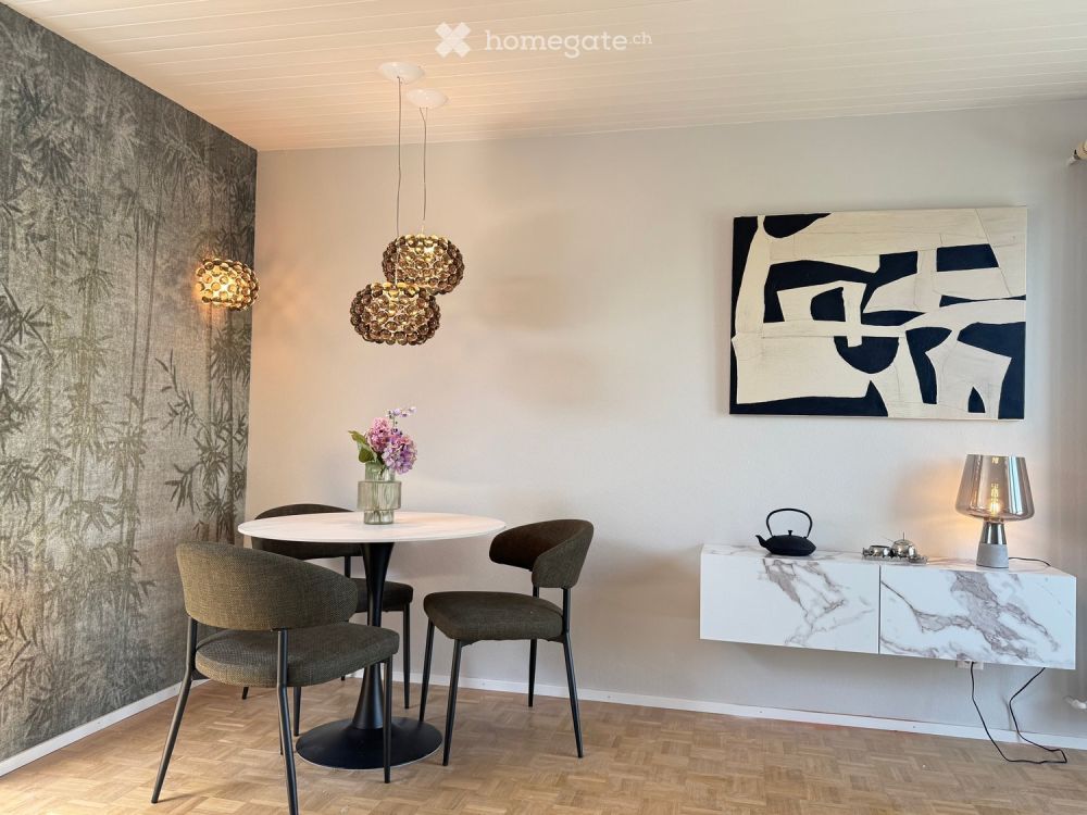 Sehr schöne 2-Zimmer Wohnung ( inkl Möbel und Lampen) mit Aussicht und Garage in Oberwil BL - Bild 2