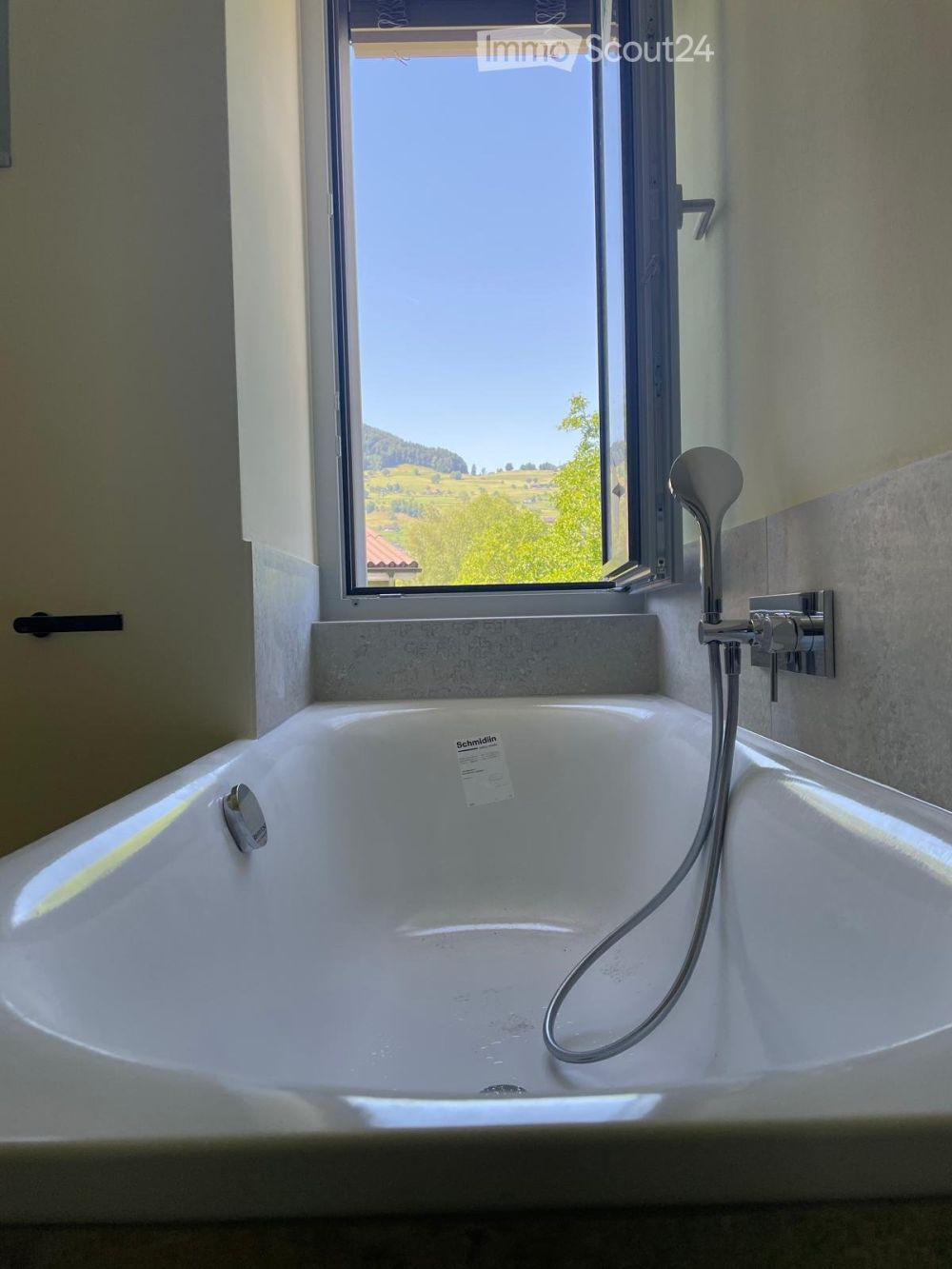 Moderne 3.5-Zimmer-Neubauwohnung mit Balkon, herrliche  Aussicht auf See und Berge - Bild 3