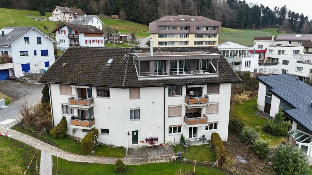 Schmucke 2,5 Zi mit Privatsitzplatz - Bild 1
