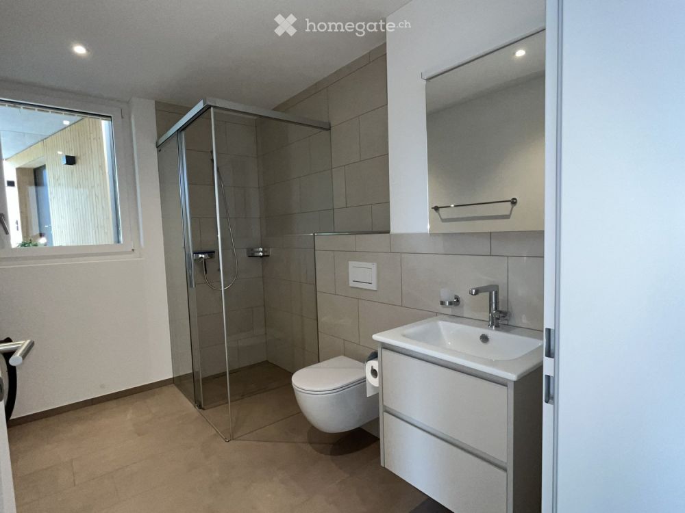 Moderne freistehende 2.5-Zimmer-Neubauwohnung mit gedecktem Balkon und kleinem Gartensitzplatz - Bild 6