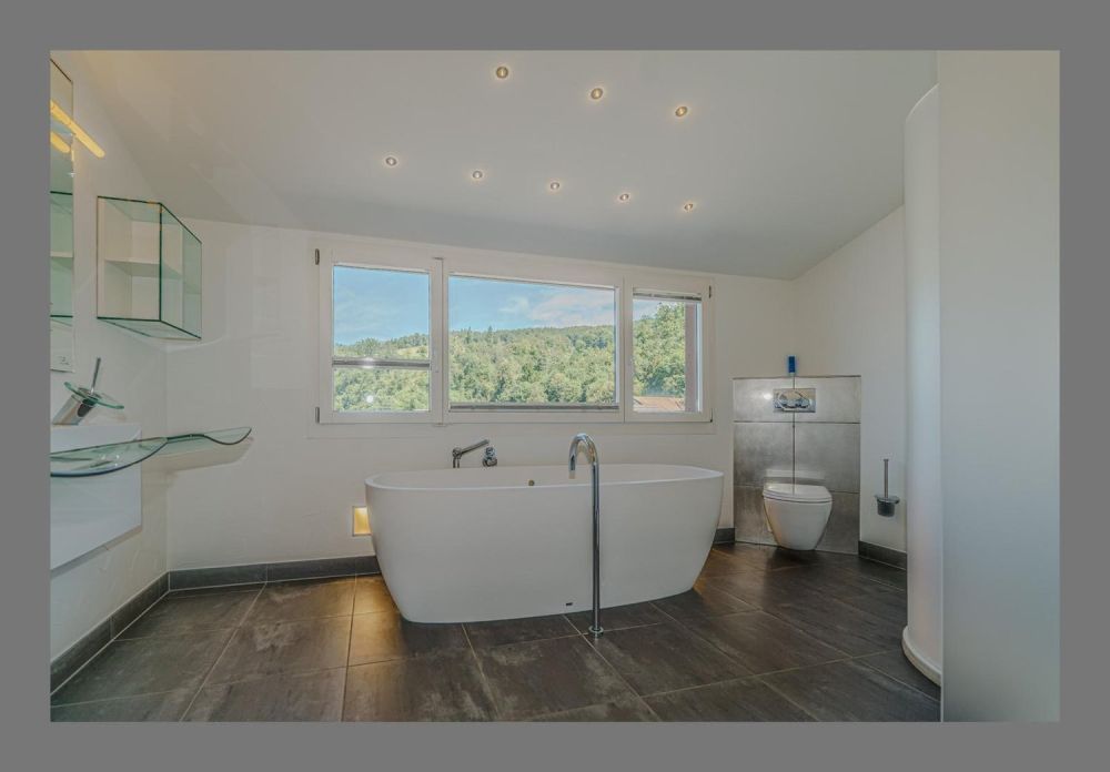 Moderne 4.5-Zimmer-Maisonettwohnung in Hölstein zu vermieten - 04 Bad mit Badewanne