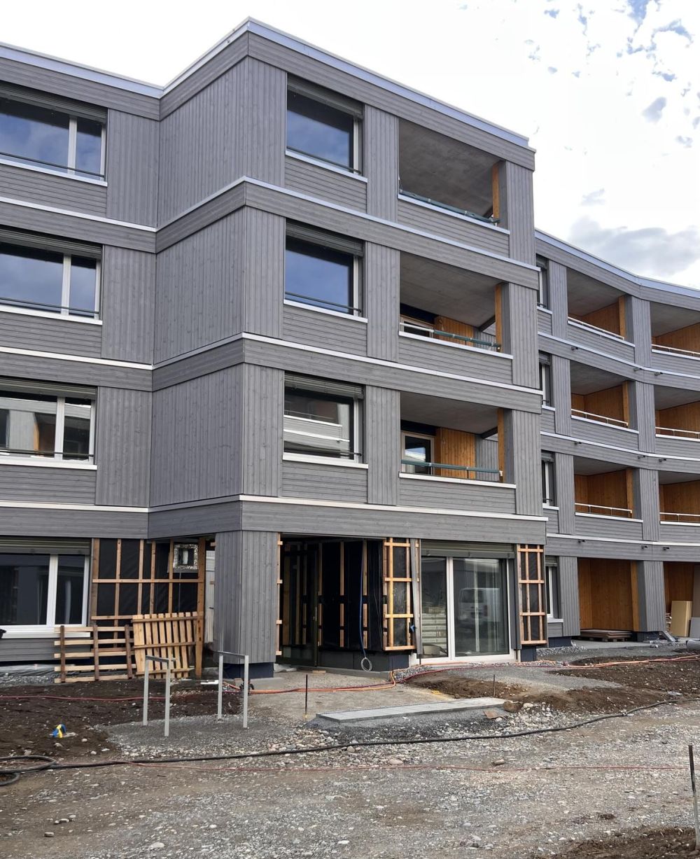 Erstvermietung | Moderne 3.5-Zimmer-Wohnung mit zwei Aussenbereichen & Einstellhallenplatz inklusive - Aussenansicht Wohnung 2. OG