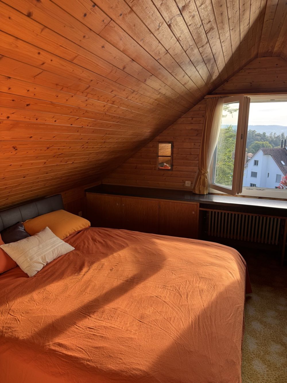 Dachzimmer mit Aussicht in geräumigen WG-Haus - Bild 4