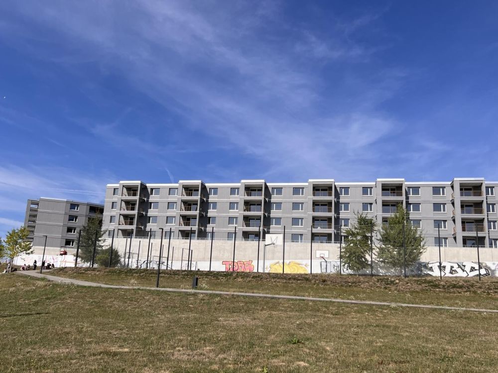 Erstvermietung | Moderne 3.5-Zimmer-Wohnung mit zwei Aussenbereichen & Einstellhallenplatz inklusive - Aussenansicht Feuerfalter