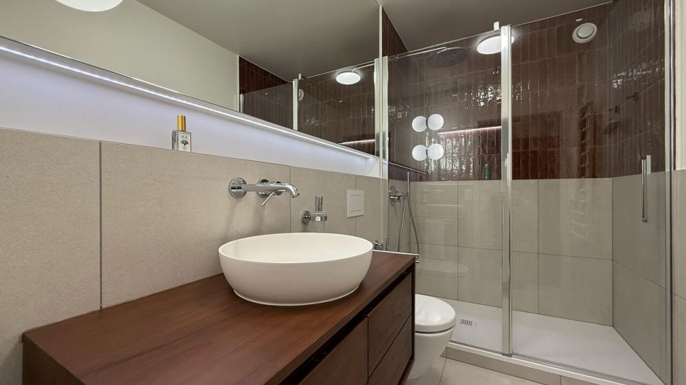 LOC 25 - MARIGNY ANDOLLA 14 - Grande salle de douche avec lavabo et WC / Large shower room with washbasin and WC / Ampio bagno con doccia, lavabo e WC
