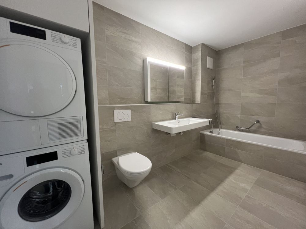 Moderne 4.5-Zimmer-Attikawohnung zu vermieten - 10 Bad mit Badewanne