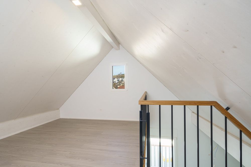 NEUBAU: 4-Zimmer-Dachwohnung mit grosser Galerie an ruhiger Lage - Bild 12