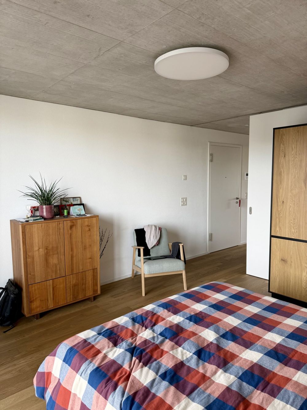 Moderne 2.5-Zimmerwohnung im 5. OG – naturnah wohnen in Kloten - Schlafzimmer
