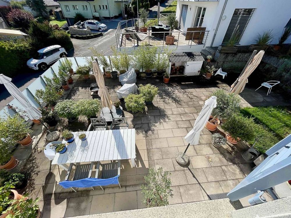 Helle, 4.5-Zimmer Whg mit 100 m2 Terrasse + 3 Garagenplätzen - Bild 2