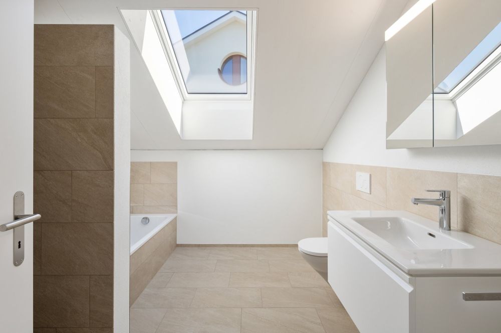 5.5-Zimmer-Dachwohnung mit Balkon und Loggia im Erstbezug - Badezimmer