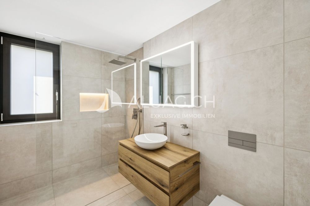 EXKLUSIVE 5.5-ZIMMER-WOHNUNG - Modernes Bad mit Regendusche, Waschtisch in Holzoptik und beleuchtetem Spiegel  funktional und ästhetisch